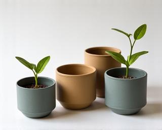 Vasi per piante in plastica riciclata per giardinaggio sostenibile